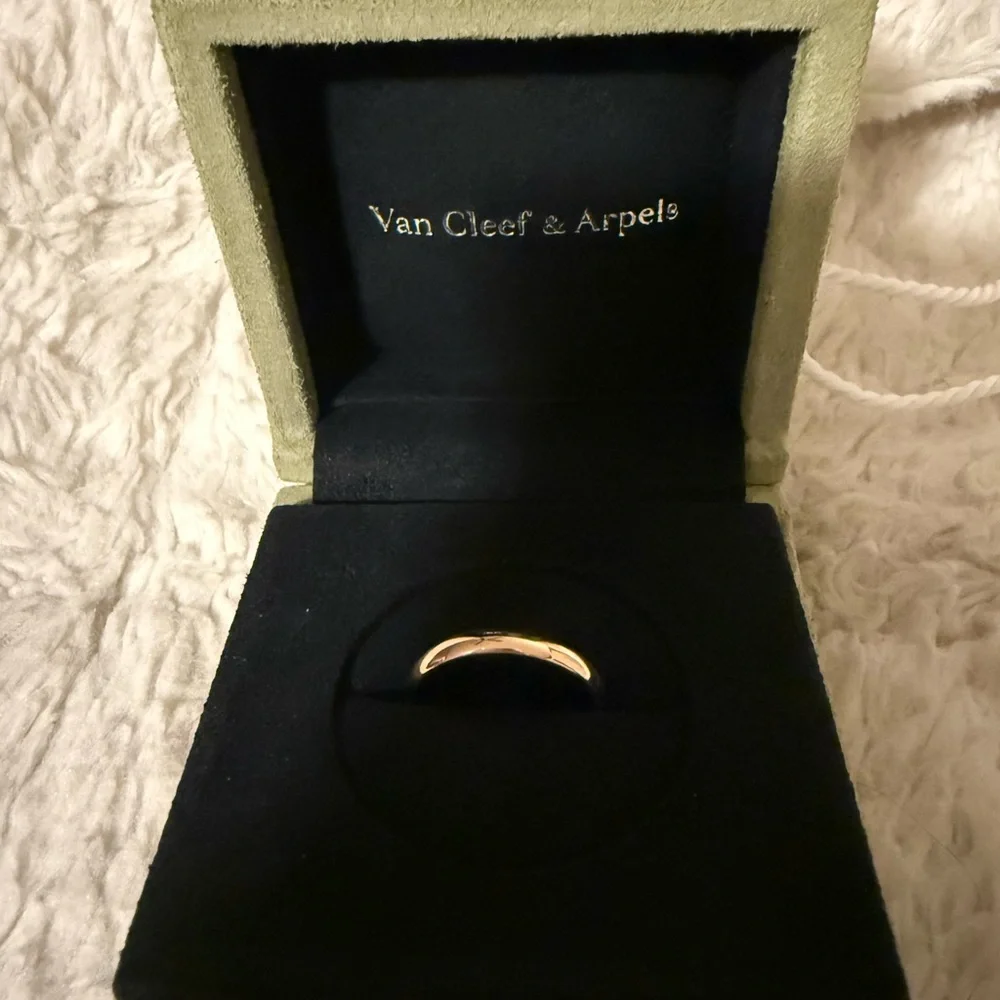 Van Cleef & Arpels Elegant Rose Gold Ring - Picture 2 of 8